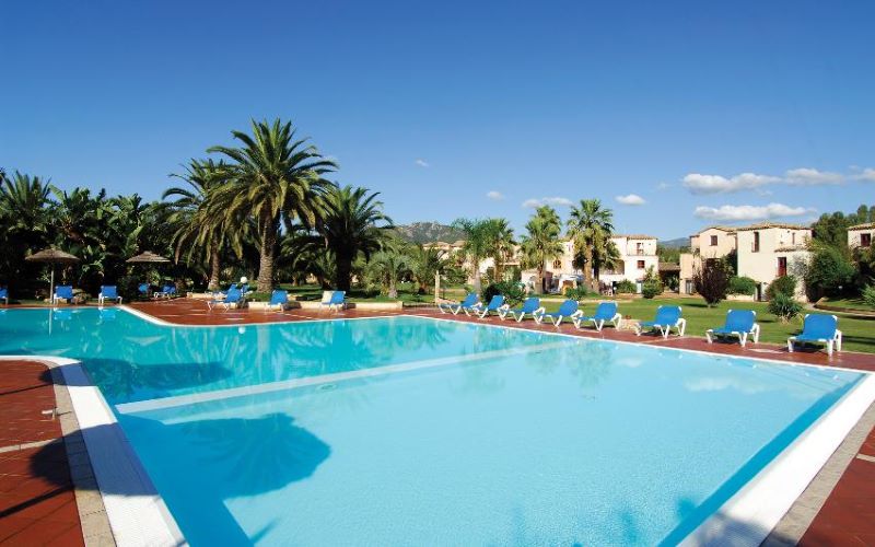 baia delle palme residence con piscina.jpg